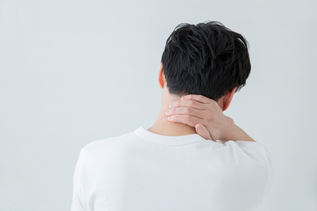 【ブログ記事】 朝起きて首が痛い…それ、寝違えかも?原因と対処法を徹底解説!