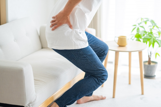 突然のぎっくり腰!正しい対処法と再発を防ぐケア方法|徳島県板野郡の美馬接骨院