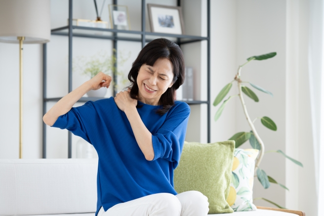 「四十肩・五十肩で腕が上がらない…原因と対処法を解説！」