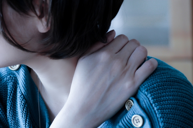 冬に悪化する「肩こり」…原因と対策をわかりやすく解説