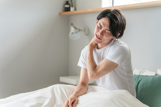 寝違えがなかなか治らない？原因と正しい対処法をわかりやすく解説